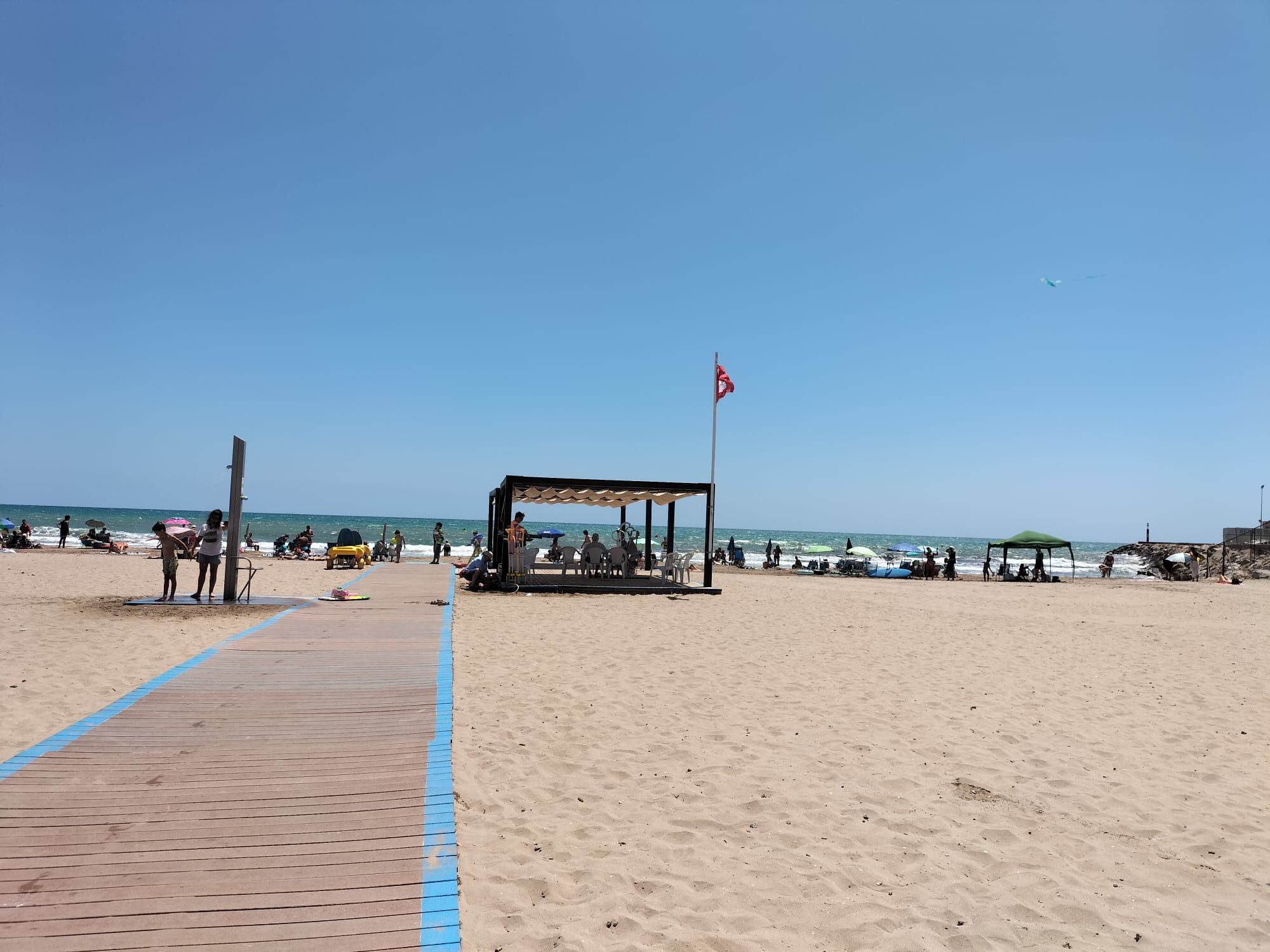 Bandera roja en la playa de Pobla de Farnals tras una mancha aparecida este lunes.