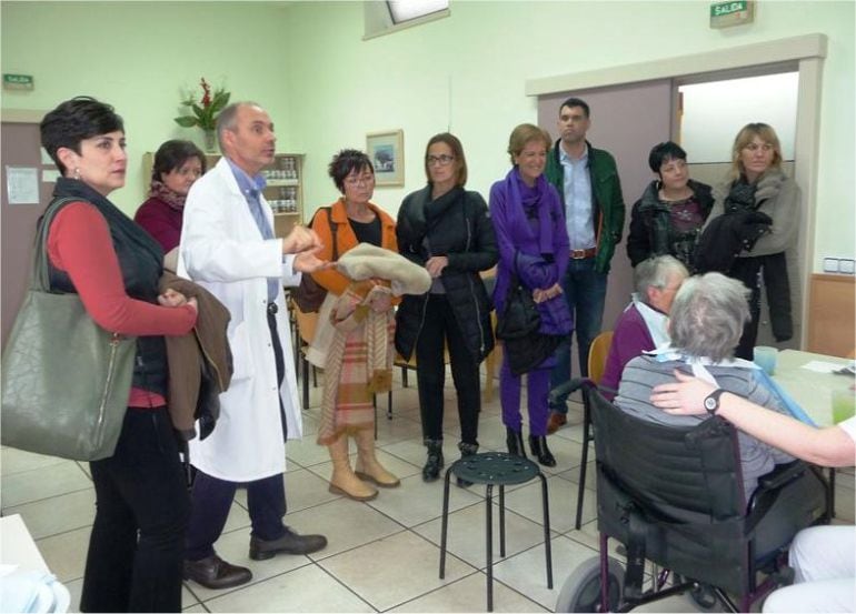 La comisión de Salud del Parlamento, durante la visita a la clínica de Alsasua.