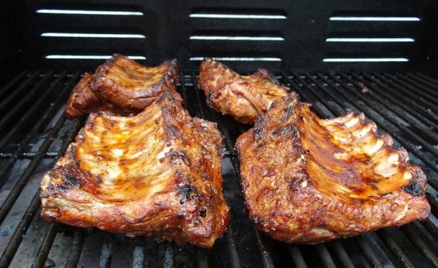 Churrasco de cerdo en una parrilla.