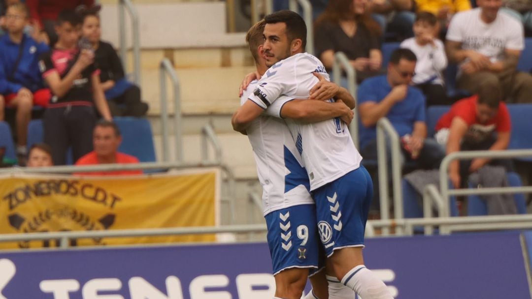 Joselu felicita a Dani Gómez tras abrir el marcador ante el Elche