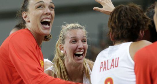 . Rio De Janeiro (Brazil), 16/08/2016.- Laura Gil (C) of Spain celebrates with teammates after winning against Turkey during the Women&#039;s Quarterfinal basketball game of the Rio 2016 Olympic Games at the Carioca Arena 1 in the Olympic Park in Rio de Janeir