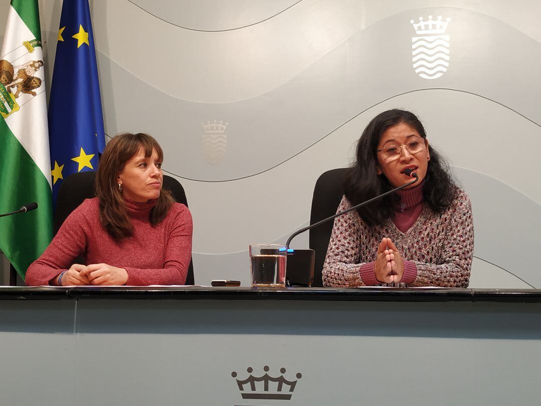 Laura Álvarez, delegada de Economía, y Ana Hérica, delegada de Igualdad, en rueda de prensa