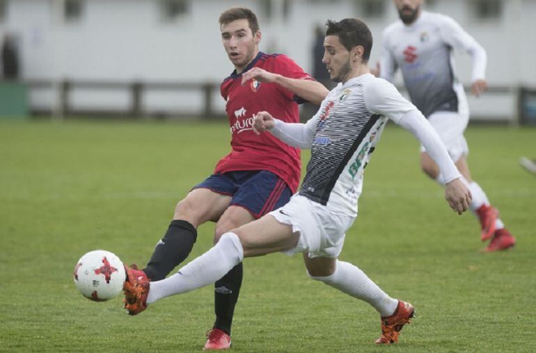 Diego Rubio (i) durante un partido de la pasada temporada ante el Burgos en Tajonar.