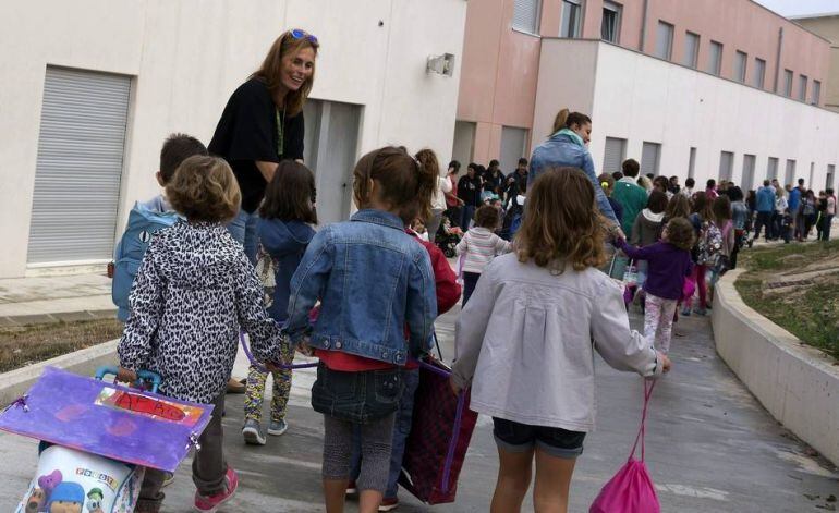 Izquierda Unida denuncia la reducción de oferta pública desde la Consejería de Educación.