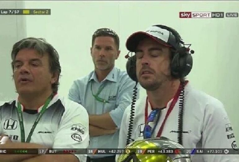 Fernando Alonso reacciona tras el abandono de Jenson Button en la octava vuelta.