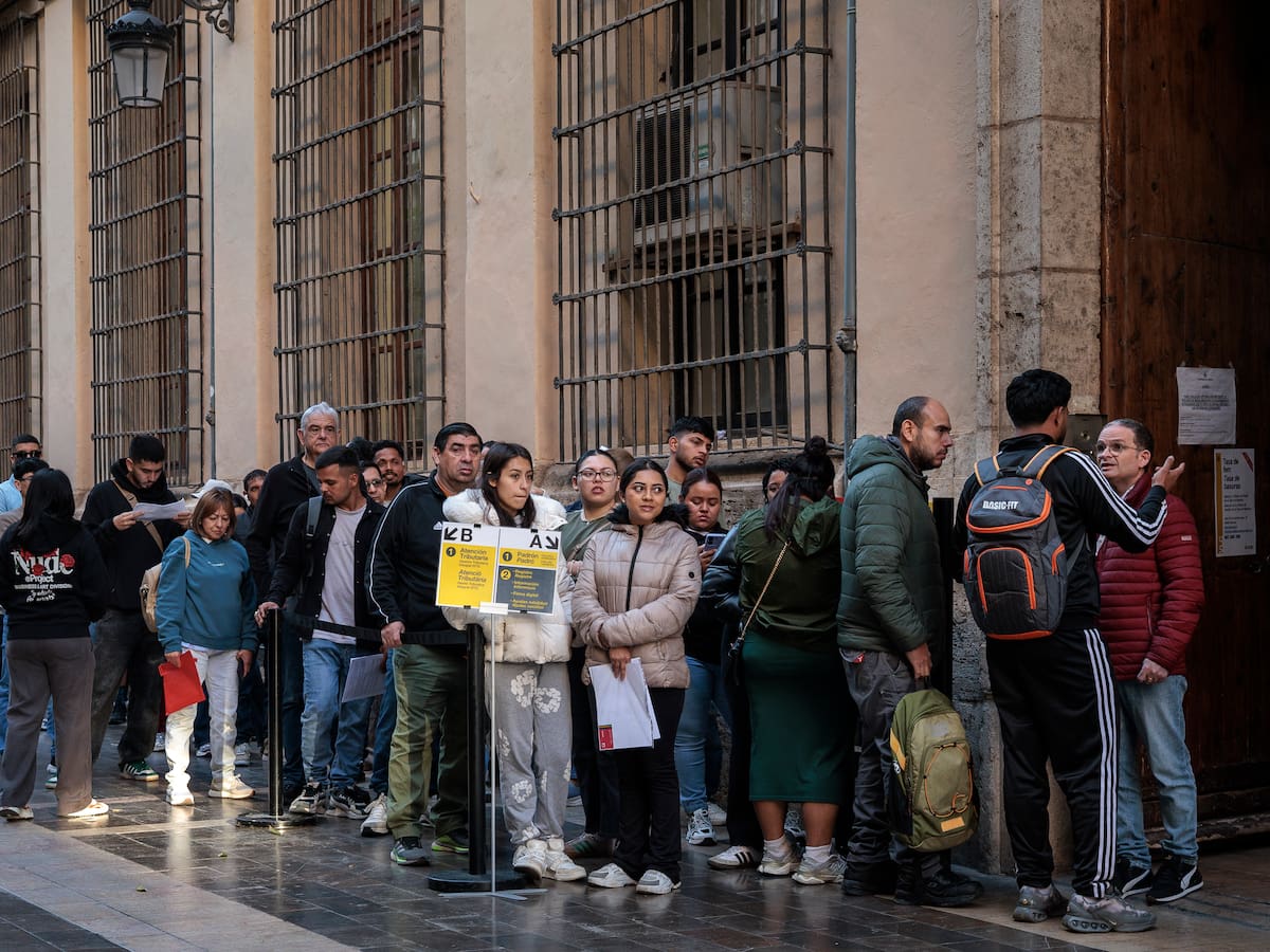 Avanza el proceso de regularización en la Región con deriva política y refuerzo de plantillas