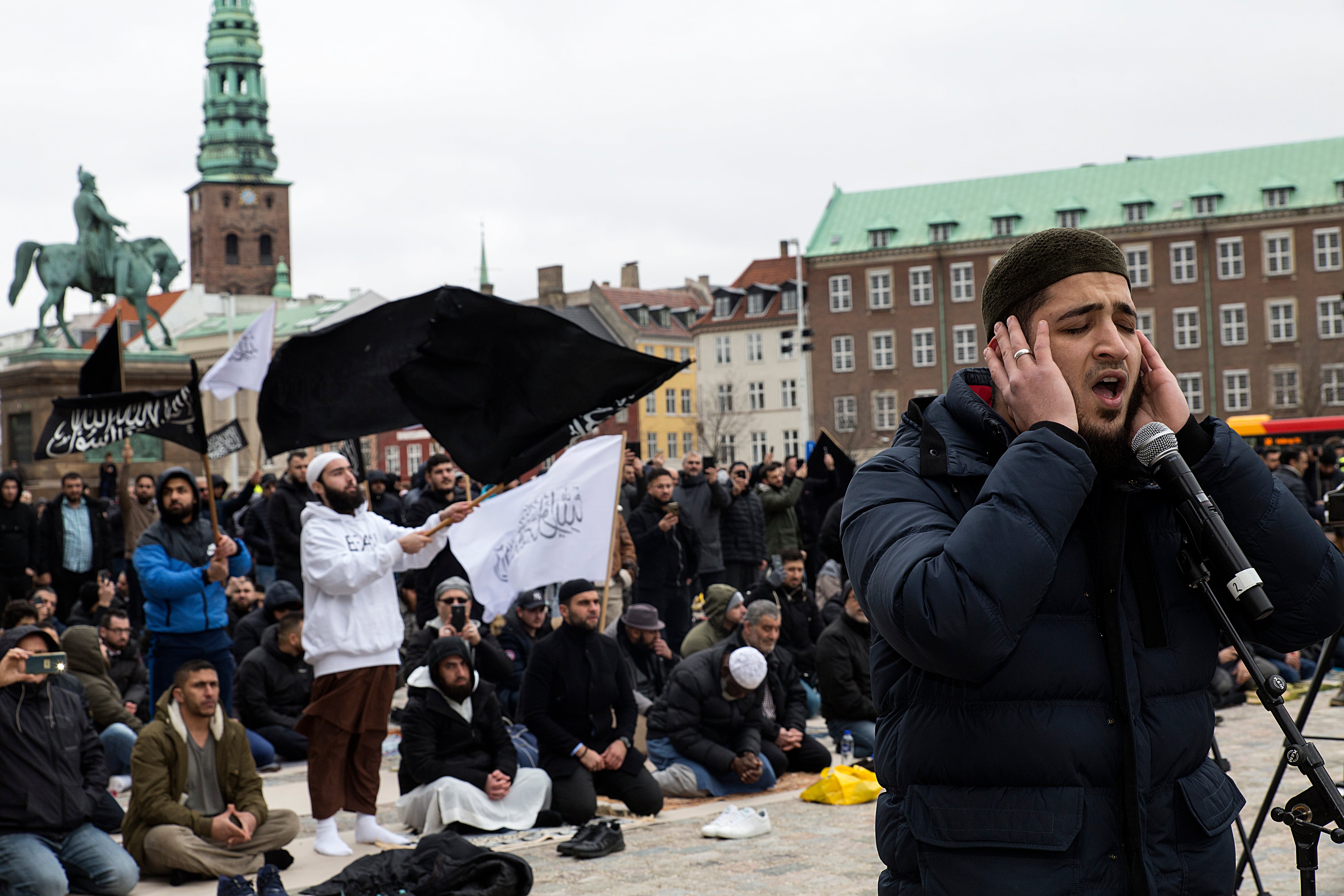 Rezo de miembros de la organización islámica Hizb ut-Tahrir en la plaza del Parlamento en Copenhague