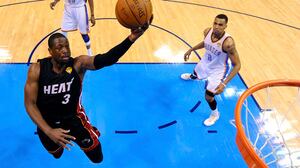 El jugador de los Heat se eleva ante la canasta de los Oklahoma City Thunder en el segundo partido de la final de la NBA, en el que se ha impuesto su equipo para colocar la serie en un empate a una victoria.