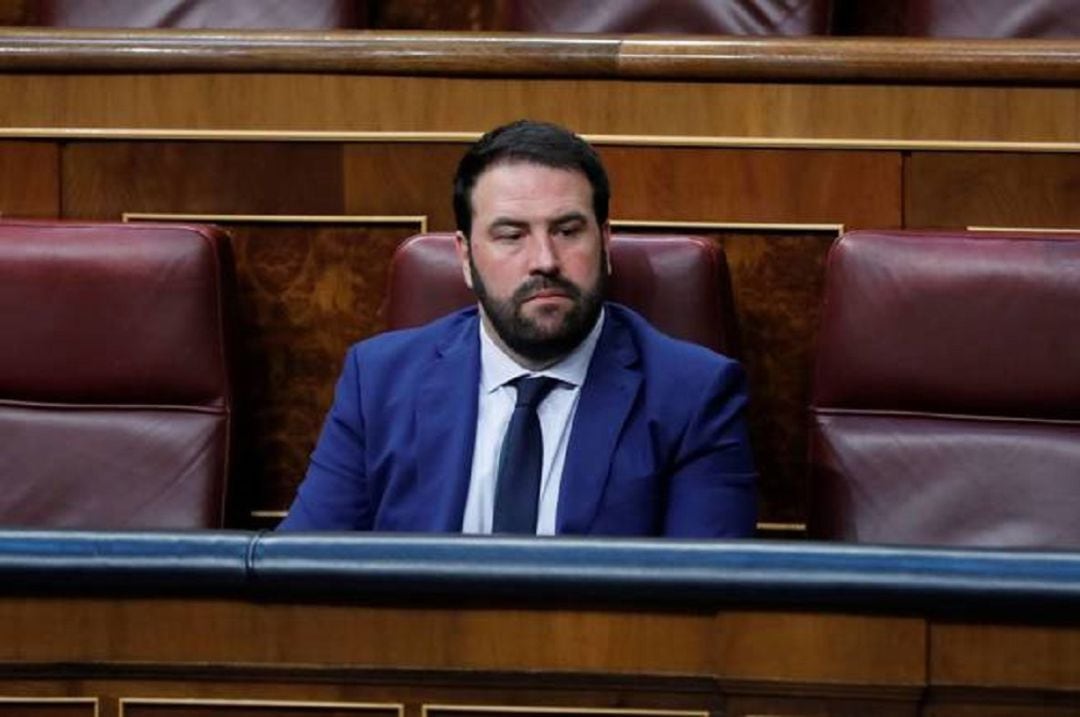 El diputado de EH-Bildu ha reprochado al Gobierno que obligue al resto de partidos a &quot;tragar ruedas de molino&quot;