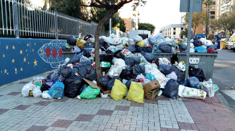 Acumulación de basura junto al colegio Jábega, en Carretera de Cádiz.