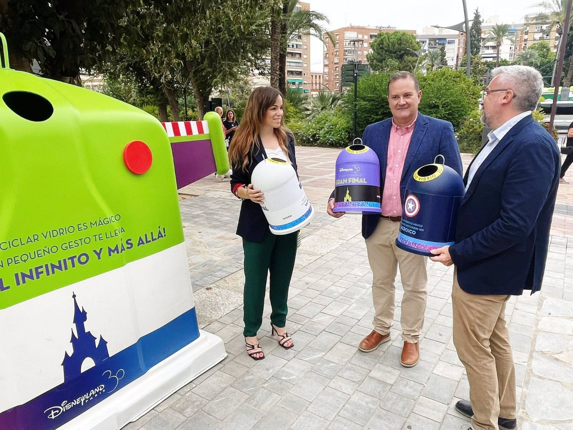 El Ayuntamiento de Murcia ha puesto en marcha una campaña para fomentar el reciclado de vidrio durante las Fiestas de Primavera