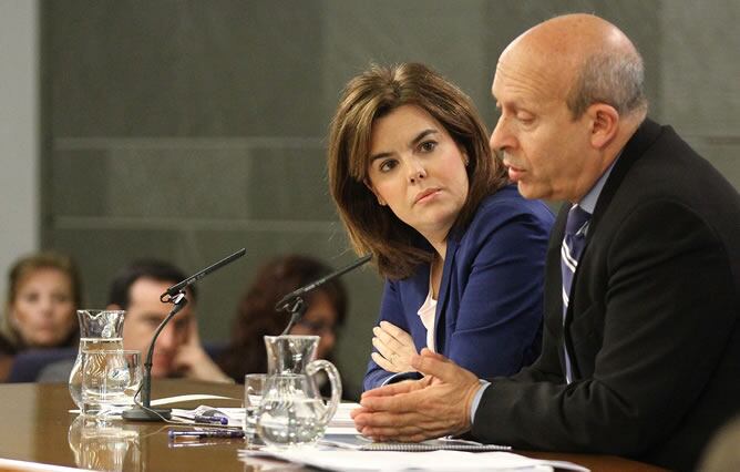 Soraya Sáenz de Santamaría e Ignacio Wert, en la rueda de prensa posterior al Consejo de Ministros