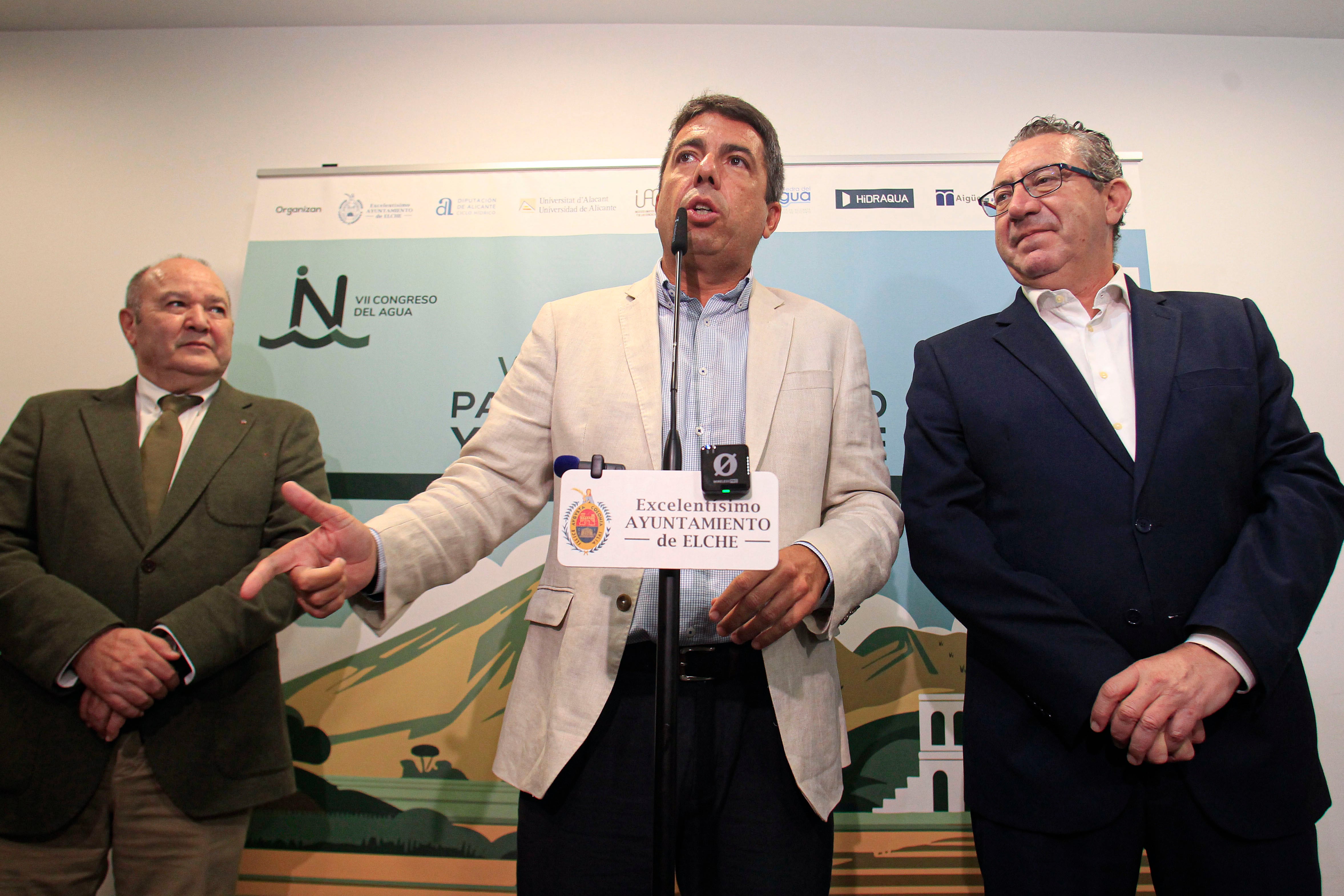 GRAFCVA9194. ELCHE (ALICANTE), 12/09/2025.- El president de la Generalitat, Carlos Mazón, ha anunciado este viernes que el próximo 5 de noviembre llevará a cabo una nueva remodelación de su Consell tras la salida del actual vicepresidente segundo y conseller para la Recuperación tras la dana, Francisco José Gan Pampols. El president Mazón (centro), ha hecho este anuncio en Elche (Alicante) en la inauguración del VII congreso del agua "Paisaje, patrimonio y medio ambiente". EFE/Pep Morell