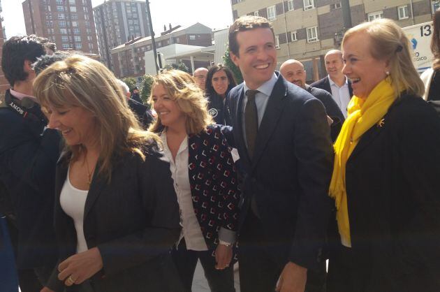 El presidente del PP y candidato a la presidencia del Gobierno, Pablo Casado, es recibido en Oviedo en el arranque de la campaña electoral, por la candidata autonómica, Teresa Mallada, la presidenta del PP regional, Mercedes Fernández y la número 1 del PP al Congreso por Asturias, Paloma Gázquez.