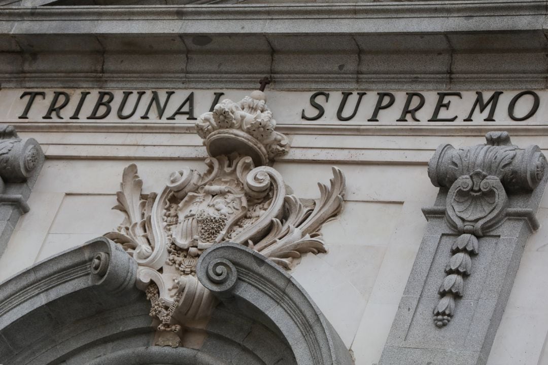 Archivo - Escudo de España en la fachada del edificio del Tribunal Supremo.