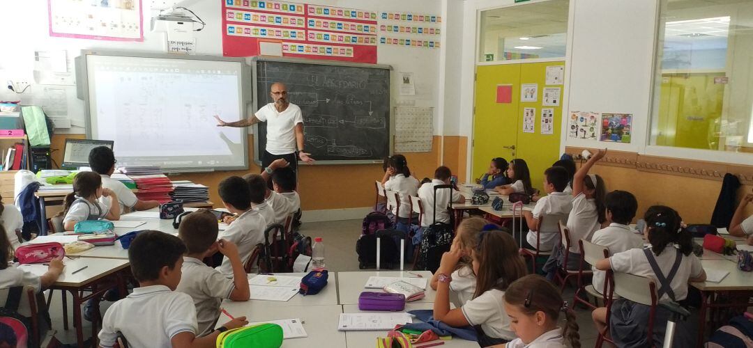 Jose Romero imparte una de sus clases en el CEIP Teresa de Calcuta de Parla.