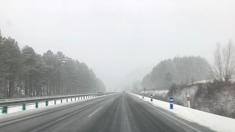 El Puerto de la Mora (A-92 en Granada) nevado este miércoles