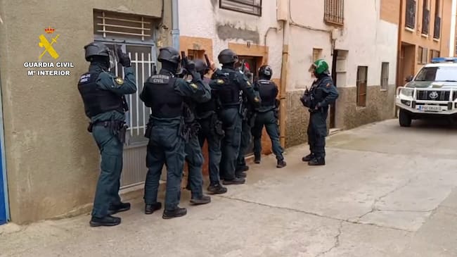TORO (ZAMORA), 28/04/2026.- La Guardia Civil ha incautado en un domicilio y otros dos inmuebles de Toro (Zamora) 1,4 kilos de anfetamina líquida y un millar de pastillas de metanfetamina, además de marihuana y sustancias de corte para mezclar la droga, y ahora intenta localizar al inquilino de ese domicilio, un joven de 26 años que está en busca y captura. EFE/ Guardia Civil De Zamora SÓLO USO EDITORIAL / SÓLO DISPONIBLE PARA ILUSTRAR LA NOTICIA QUE ACOMPAÑA (CRÉDITO OBLIGATORIO)