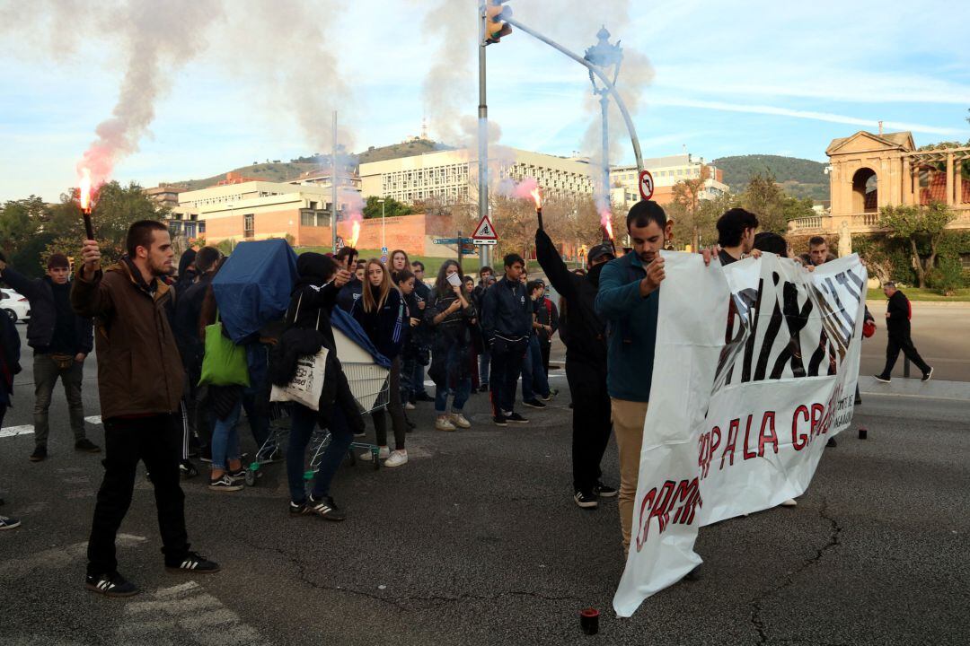 Grup d'estudiants que han tallat la Diagonal 