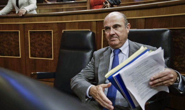 El ministro de Economía, Luis de Guindos, durante el pleno del Congreso donde hoy se debate el tercer programa de ayudas a Grecia y la contribución española, cifrada en 10.148 millones de euros.