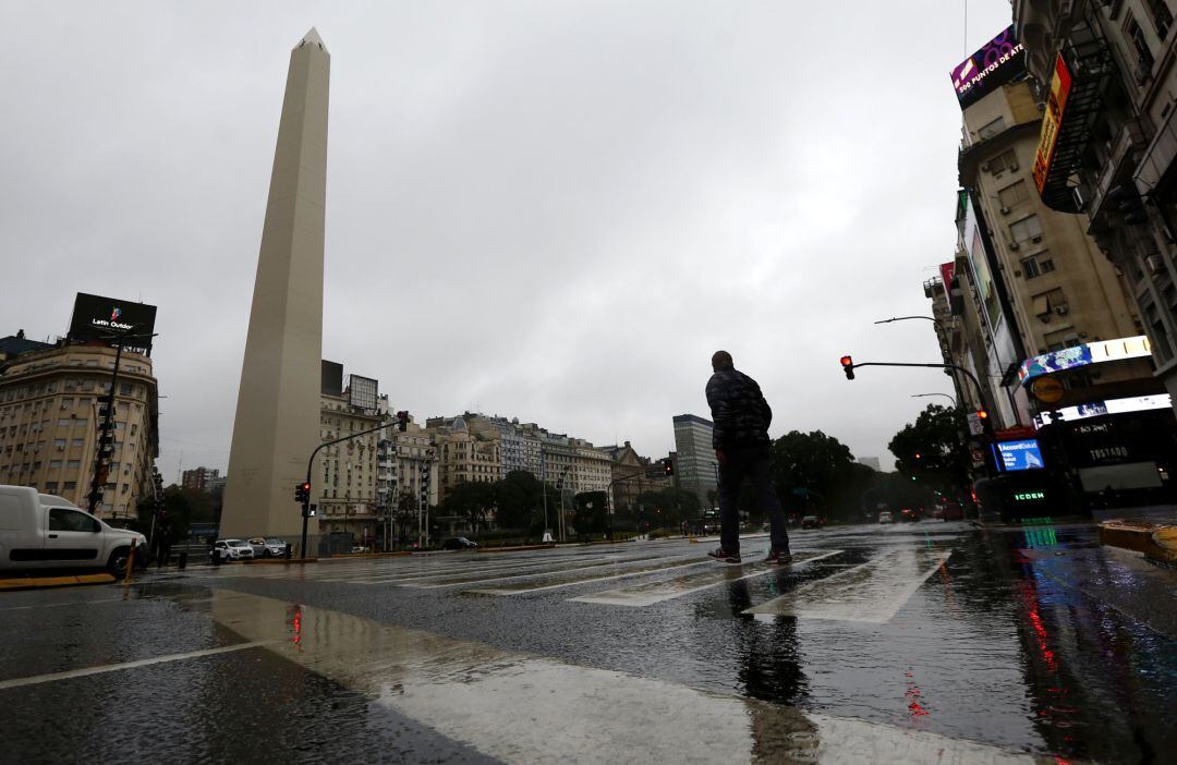 Un hombre pasea por las calles de Buenos Aires, Argentina