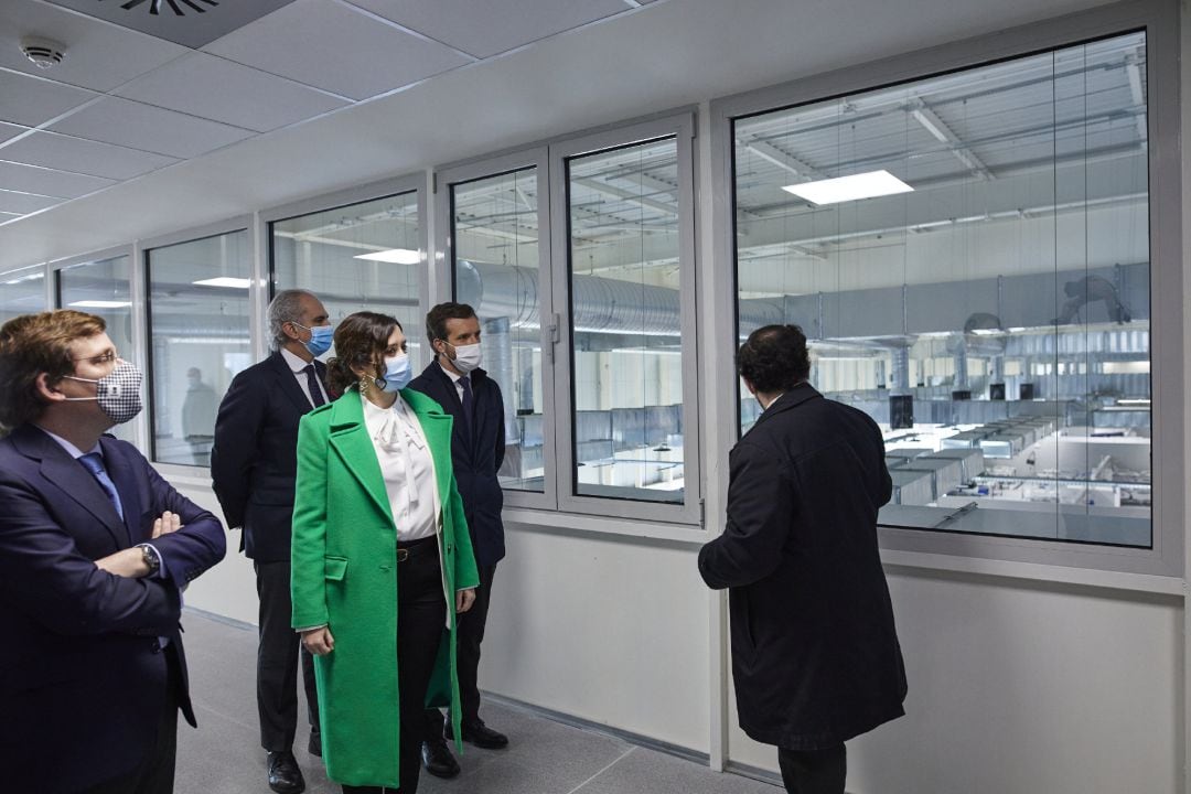 El consejero de Sanidad, Enrique Ruiz Escudero; el presidente del PP, Pablo Casado; la presidenta de la Comunidad de Madrid, Isabel Díaz Ayuso; y el alcalde de Madrid, José Luis Martínez Almeida; durante la inauguración del Hospital Isabel Zendal.