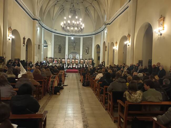 La celebración del Vía Crucis se ha celebrado en la Iglesia de San Francisco