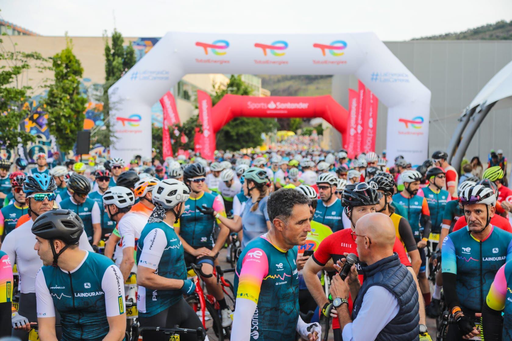 Miguel Indurain, en la salida de la prueba que lleva su apellido, rodeado de participantes que no se han querido perder la clásica cicloturista.