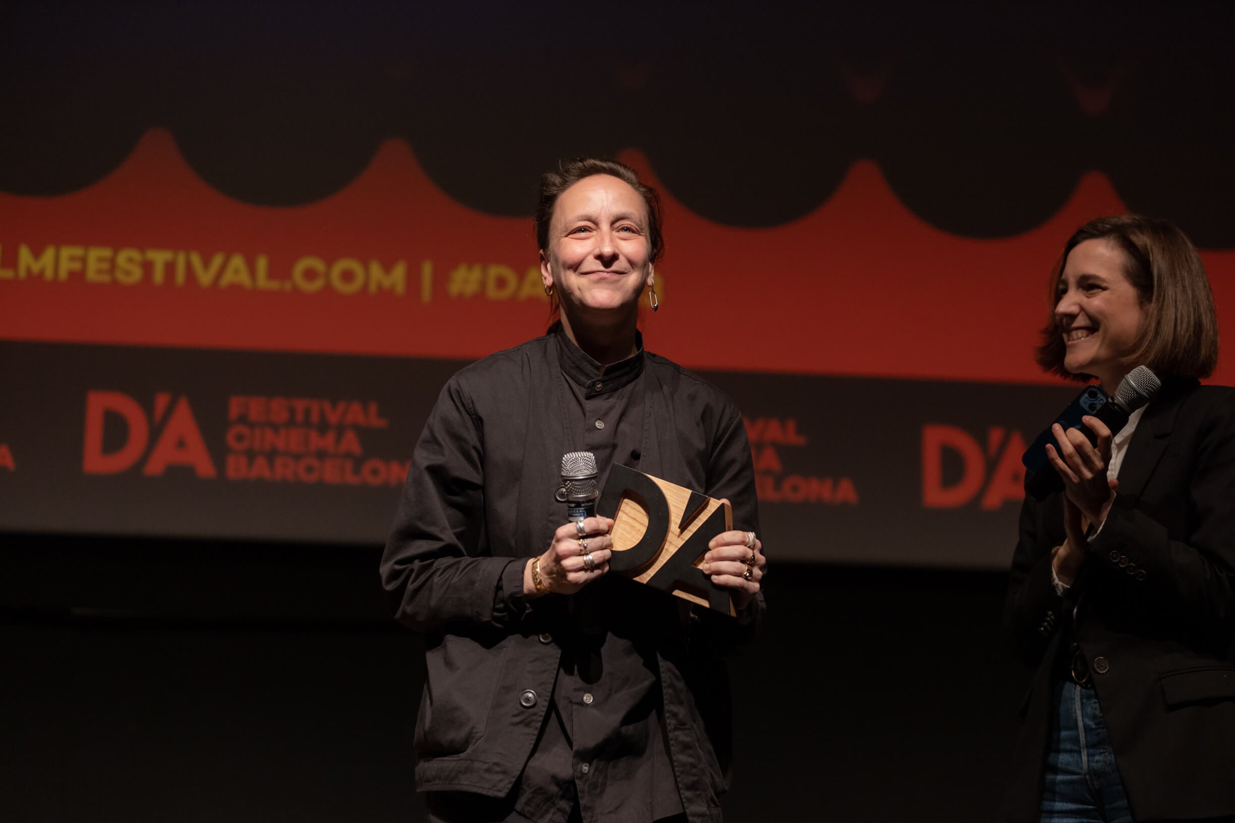 La directora Céline Sciamma recibiendo premio en el D&#039;A de Barcelona junto a Carla Simón