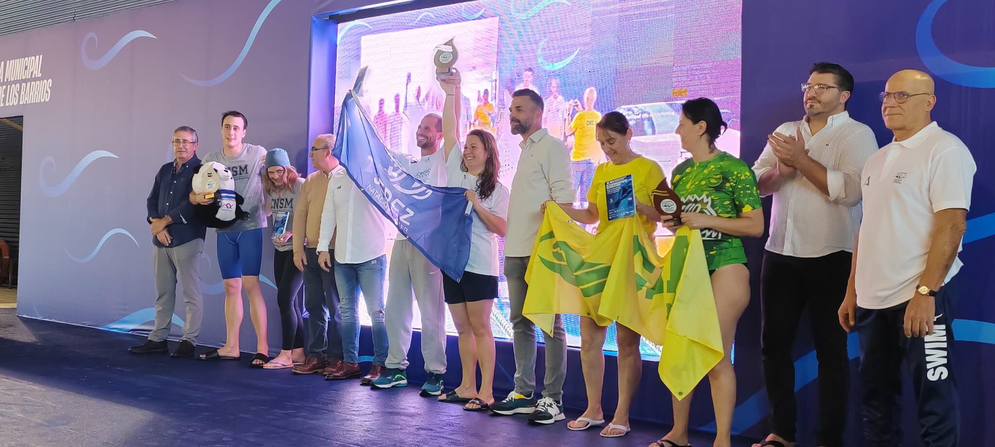 Almudena Borrego y Álvaro Bernal, capitanes, levantan el título en unas piscinas abarrotadas