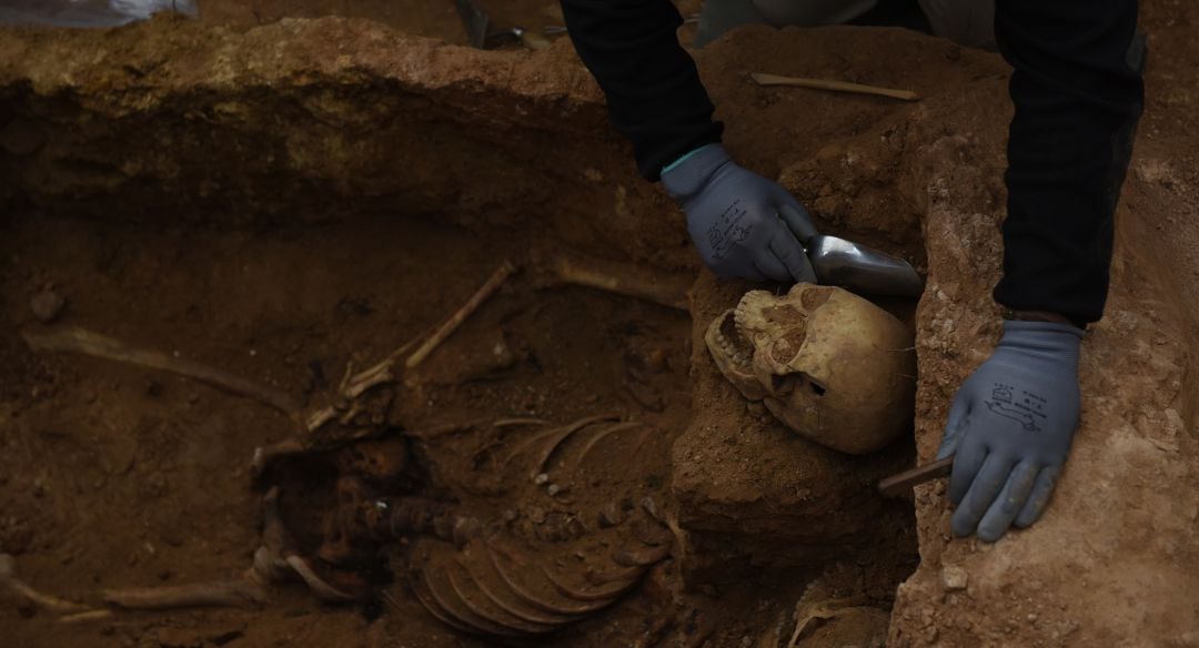 Recuperación del cuerpo de Timoteo Mendieta, asesinado en 1939, en el cementerio de Guadalajara. 