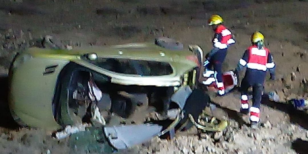 Bomberos del consorcio junto al vehículo volcado.