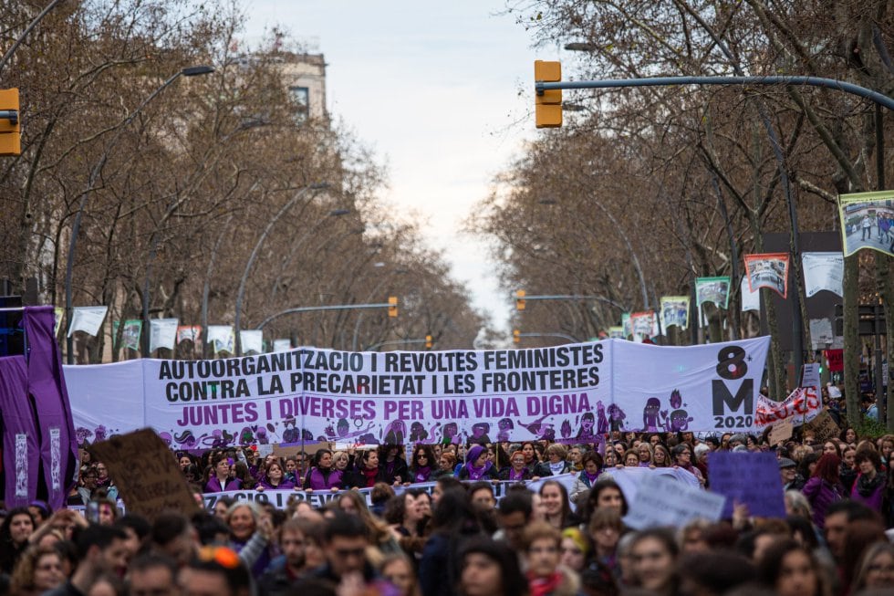 Manifestantes con una gran pancarta en la que pone &quot;Autoorganización y revueltas feministas contra la precariedad y las fronteras. Juntas y diversas por una vida digna&quot; del 8M (Día Internacional de la Mujer)