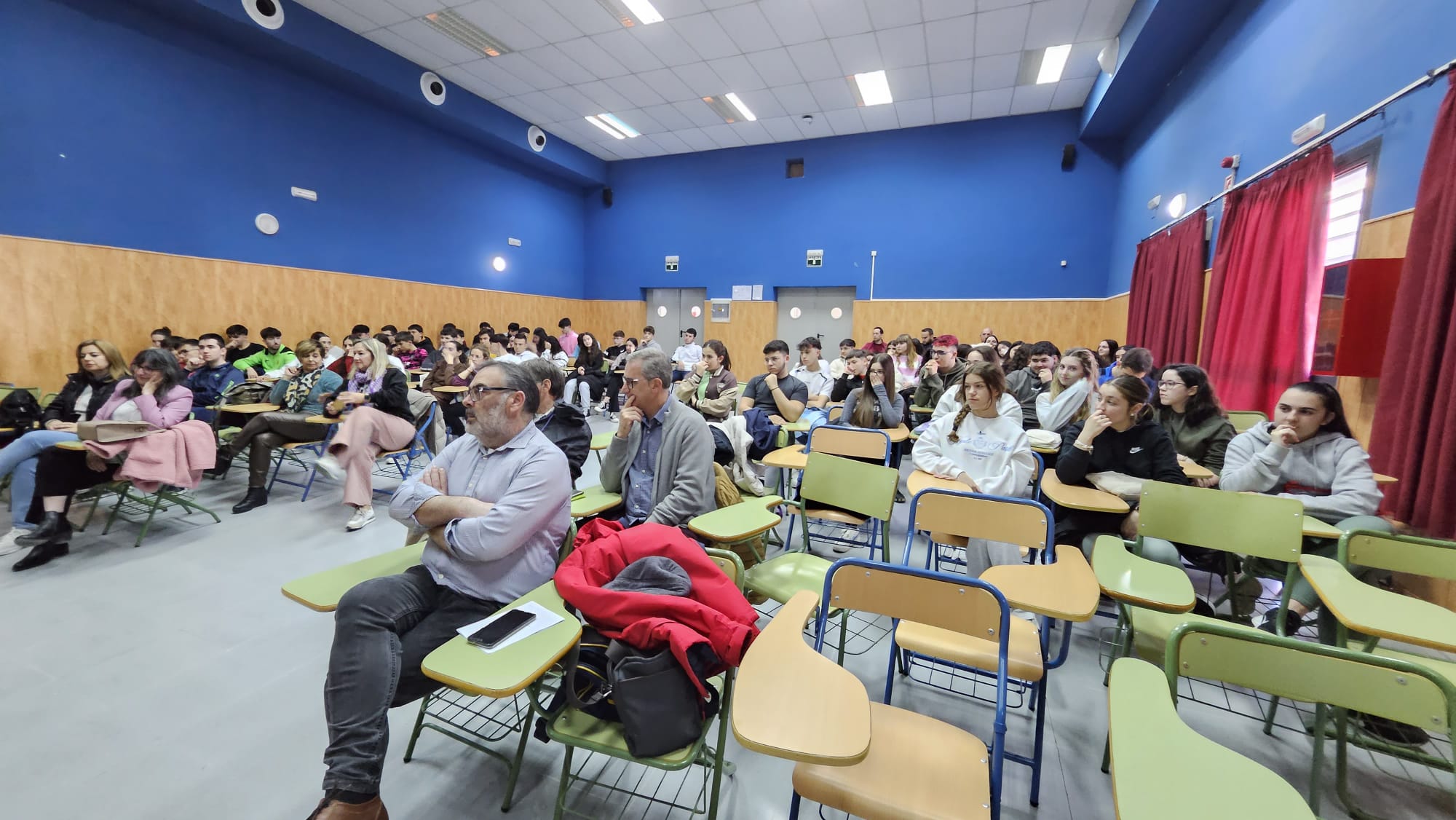 Aspecto que mostraba el Salón de Actos, con los alumnos/as de 1 º de Bachillerato del IES &#039;Juan López Morillas&#039;