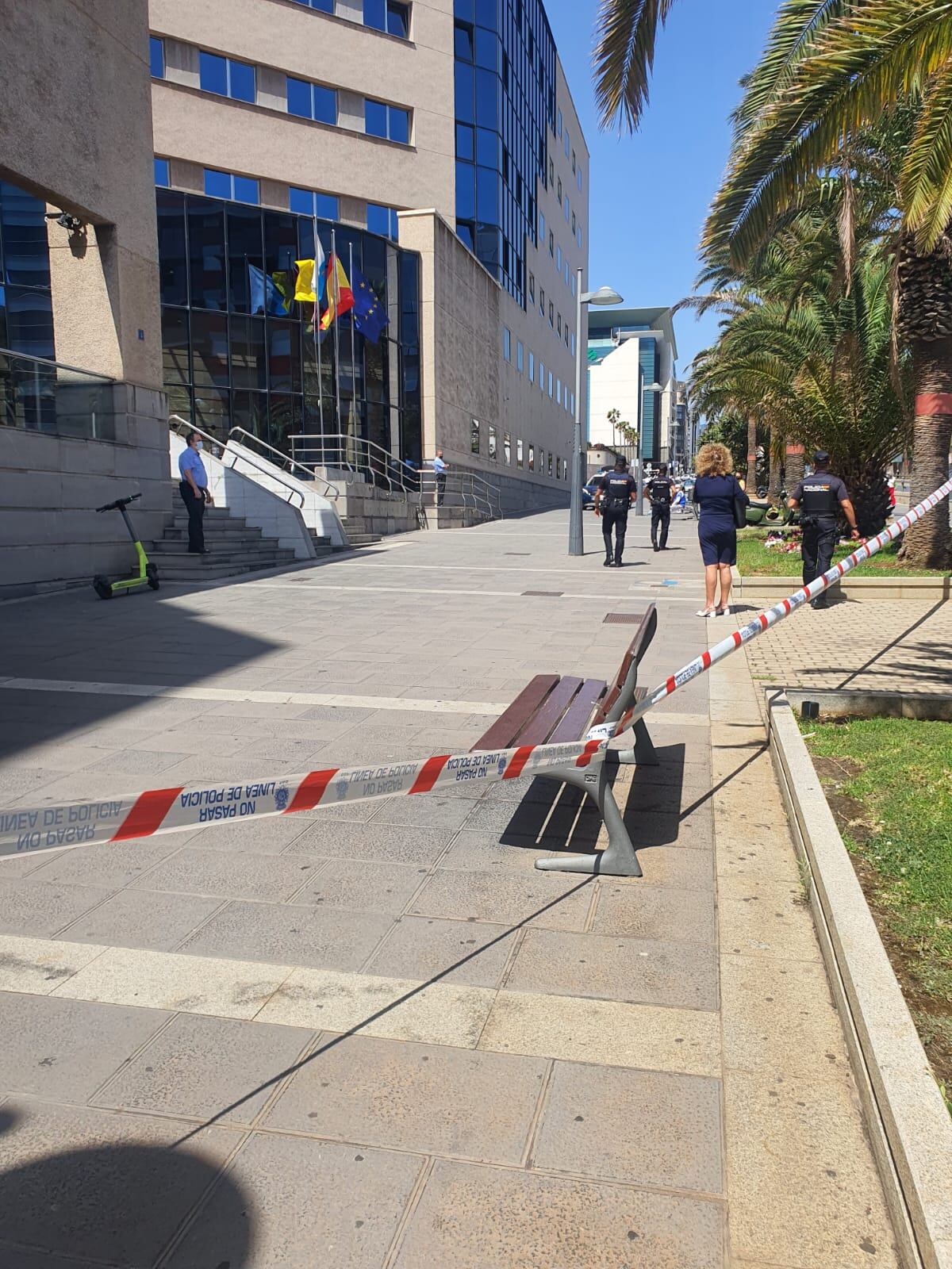 La Policía Nacional ha acordonado la zona y la entrada principal de la Audiencia Provincial de Santa Cruz de Tenerife