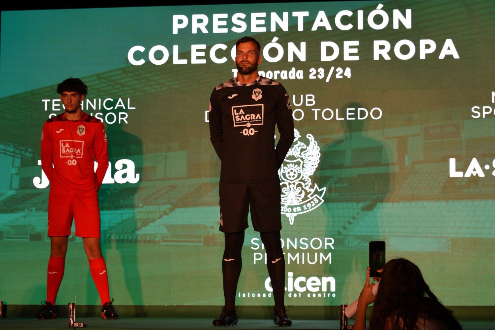 Yelco Ramos y Rikki con las equipaciones de portero del CD Toledo