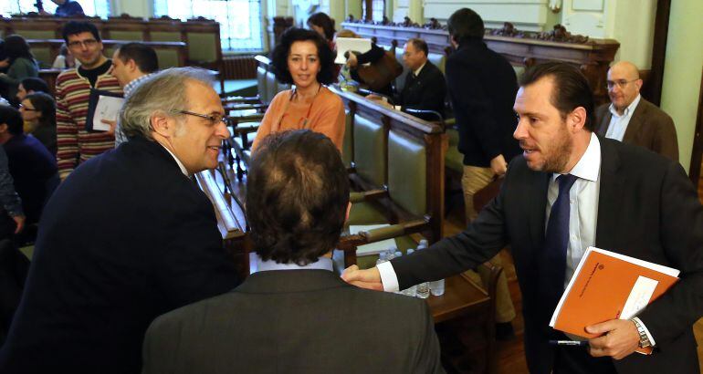 José Antonio Martínez Bermejo y Óscar Puente se saludan en el Salón de Plenos