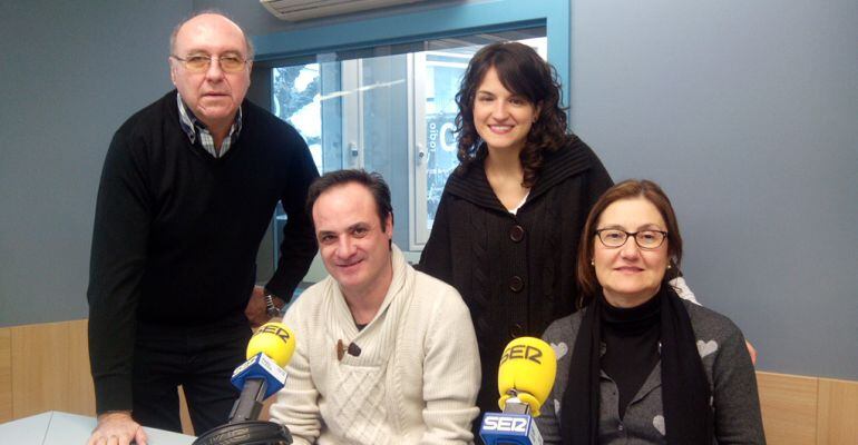 Dempeus: Manel Montañes, voluntari a l'hospital Arnau; i Aida Anglès, coordinadora voluntaris AECC a Lleida. Asseguts, Manel Bueno, voluntari a consultes externes de l'Arnau i Montse Duran, voluntària en tasques administratives a la seu de l'AECC a Lleida.