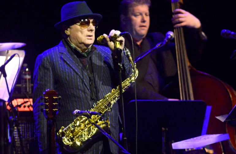 Van Morrison durante una actuación en California en 2016