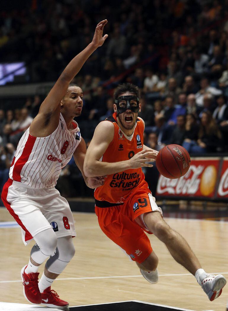 El base del Valencia Basket, Sam Van Rossom (derecha), trata de vencer la oposición del alero del SLUC Nancy, Benjamin Sene, durante el partido de la sexta jornada de la fase inicial de la Eurocopa que disputan esta noche en el pabellón Fuente San Luis.