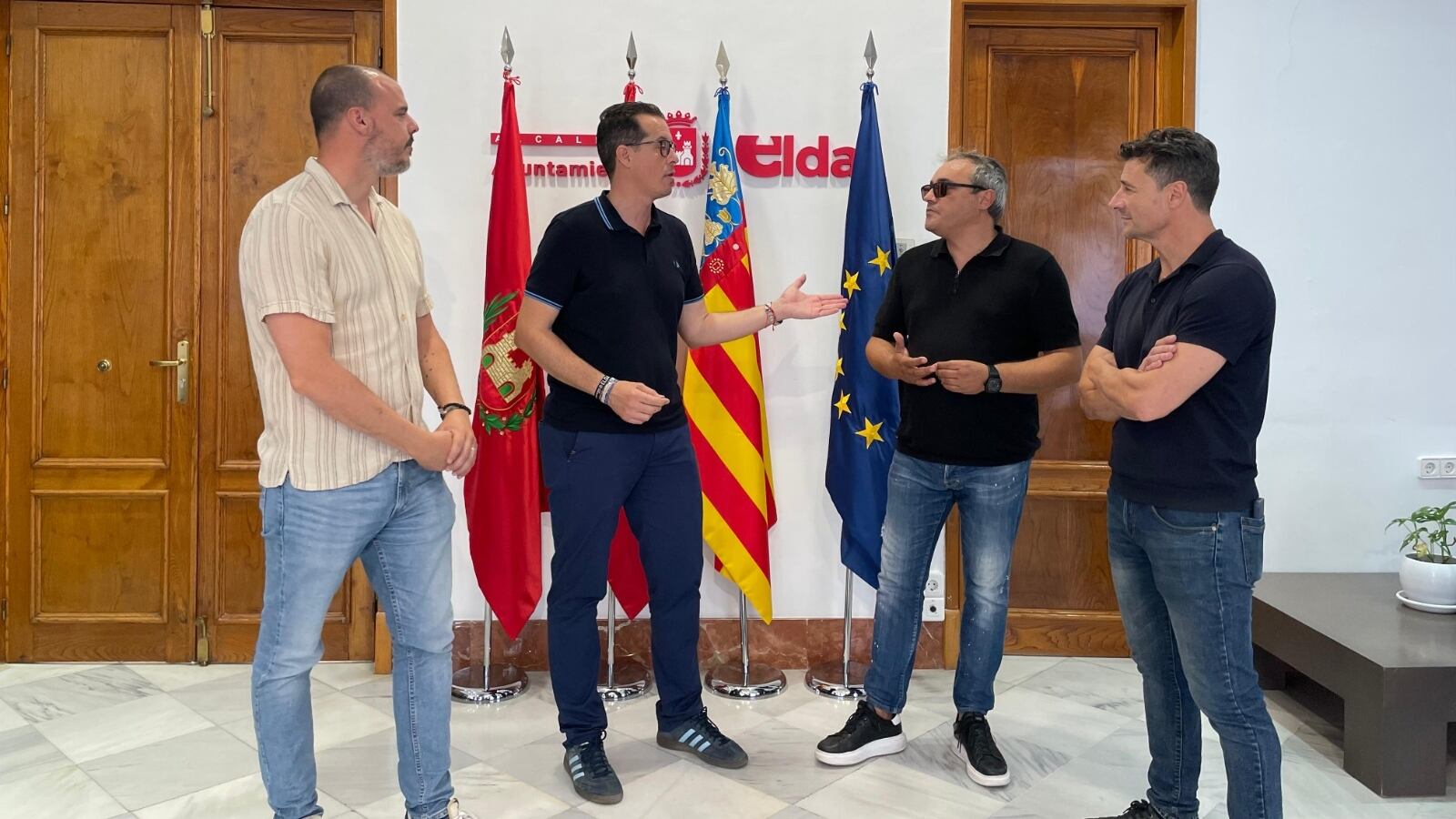 El alcalde de Elda, Rubén Alfaro, el Pdte. del Eldense, Pascual Pérez, con los ediles de Elda para Todas y PP