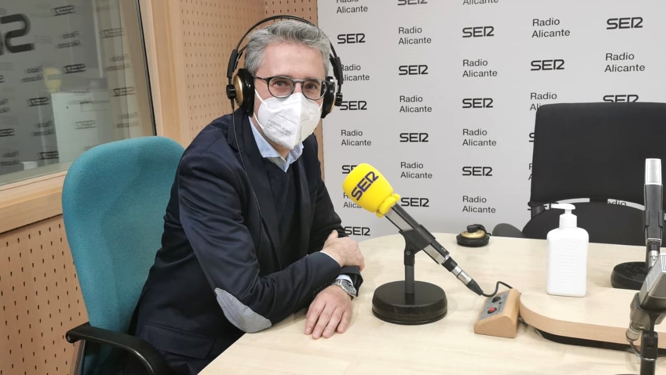 El conseller Arcadi España durante una entrevista en Hoy por Hoy Alicante