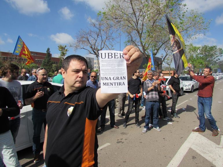 Taxistas manifestándose esta mañana en la UJI contra la plataforma Uber.