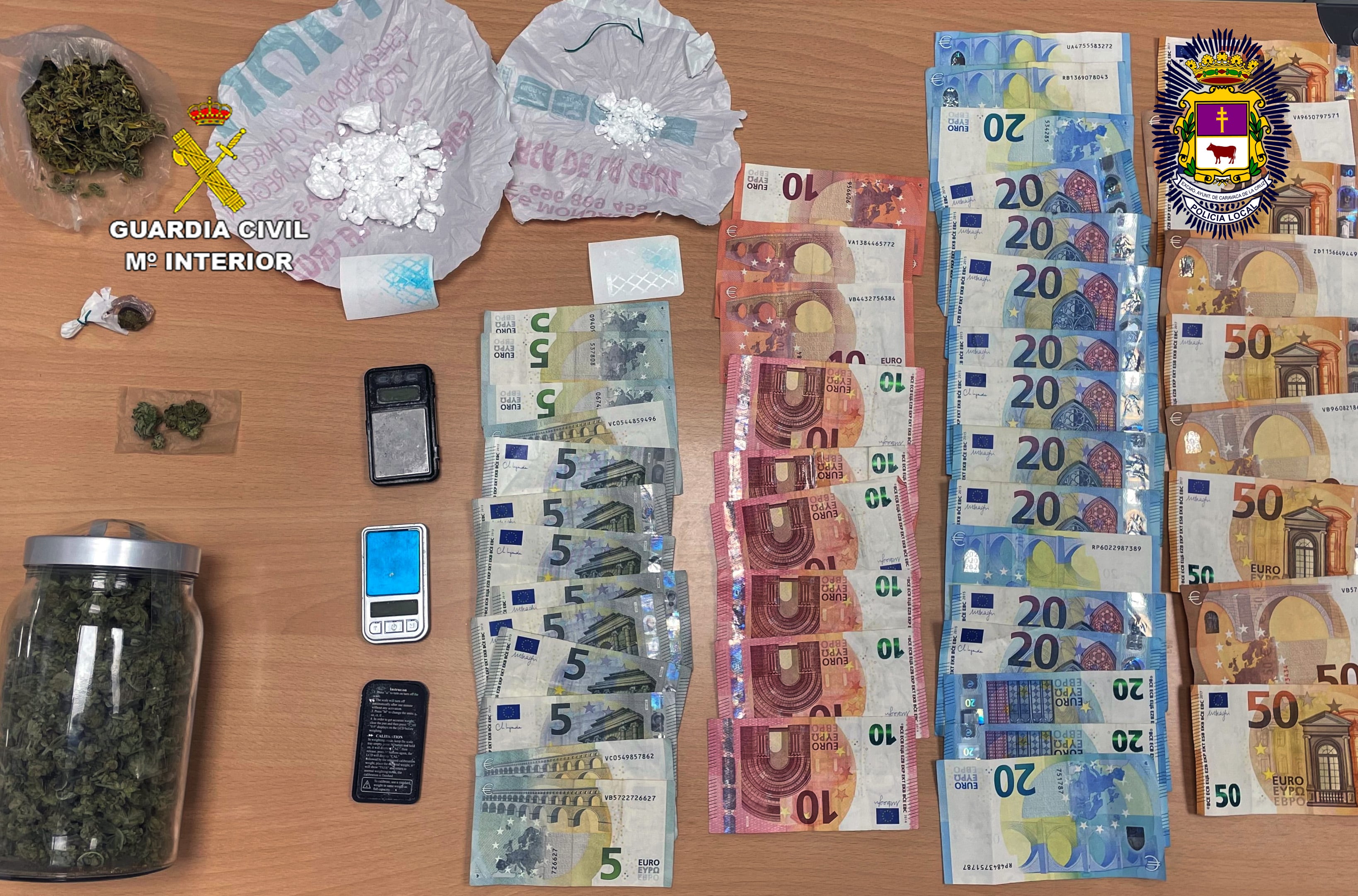 Dinero y sustancia decomisadas en la operación policial