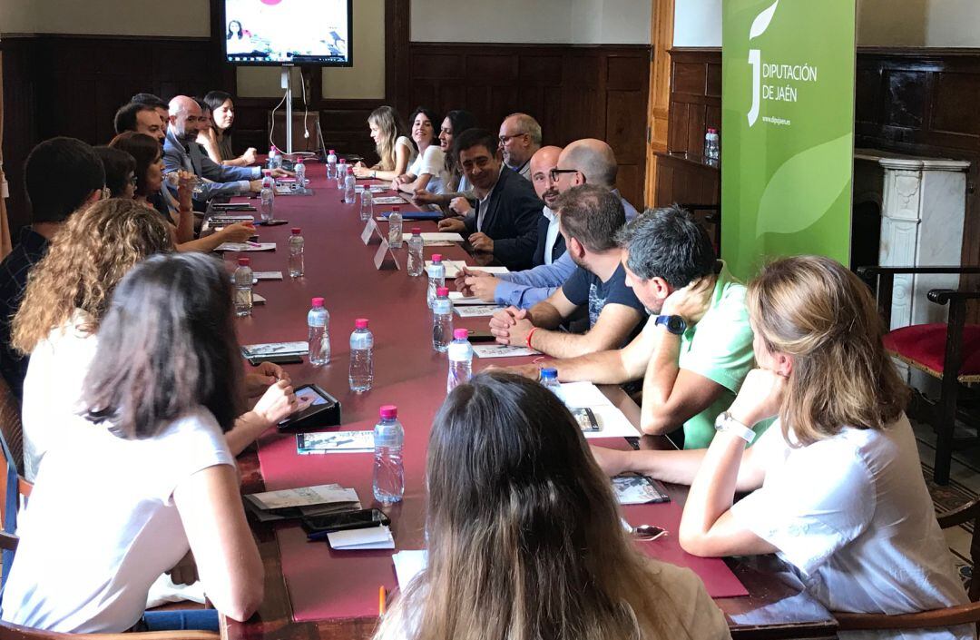 El presidente de la Diputación, Francisco Reyes y Diputado de Empleo, Manuel Hueso, se reúnen con los jóvenes que han disfrutado de las Becas &#039;Talentium&#039;.