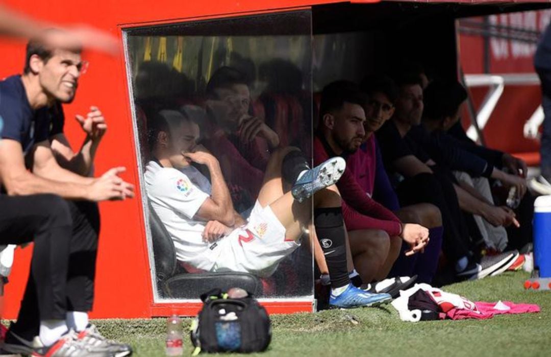 Sergio Reguilón derrumbado en el banquillo 