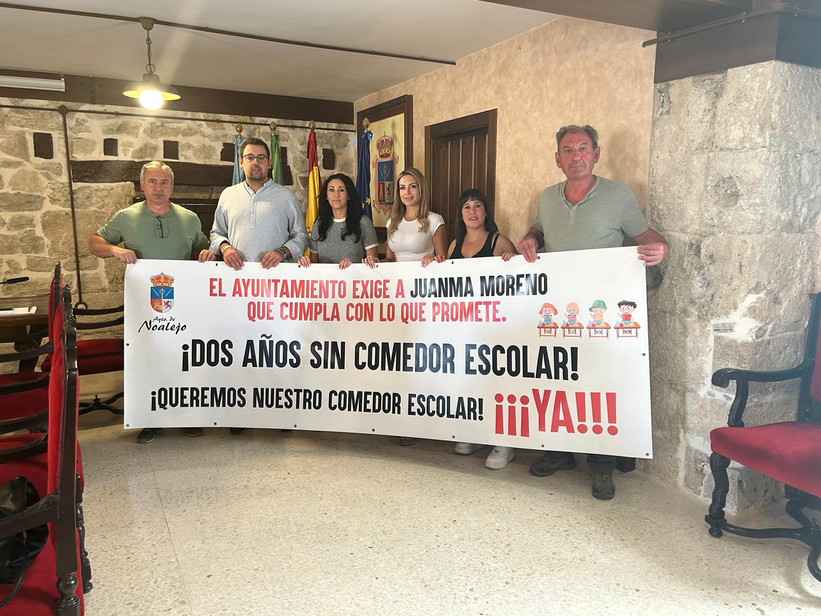 Representantes del Ayuntamiento de Noalejo y del AMPA del colegio de la localidad con una pancarta para pedir comedor escolar