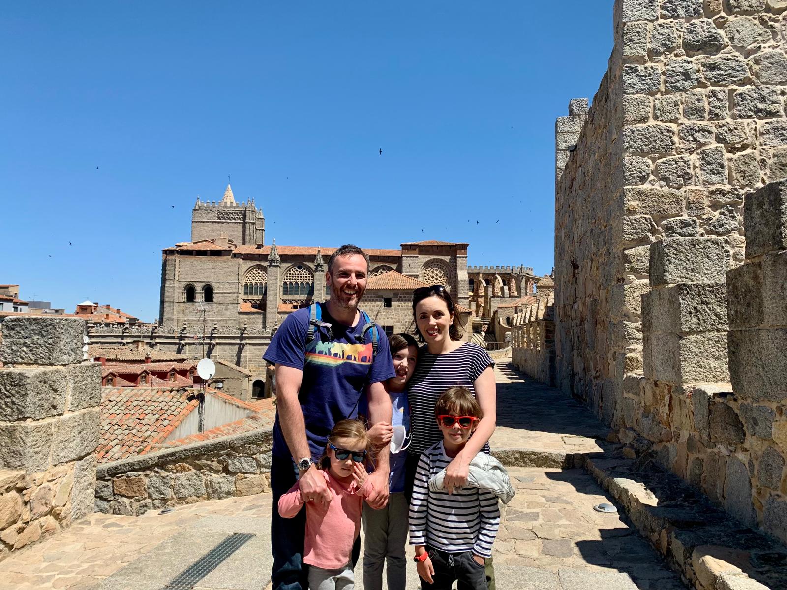Visitando la muralla en uno de los viajes a Ávila