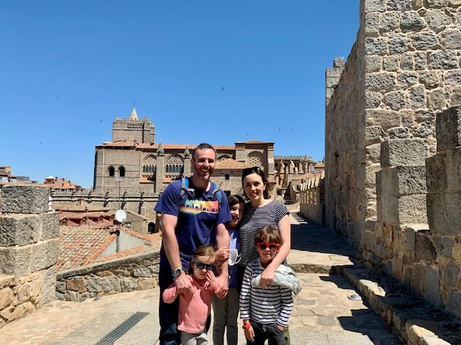 Visitando la muralla en uno de los viajes a Ávila