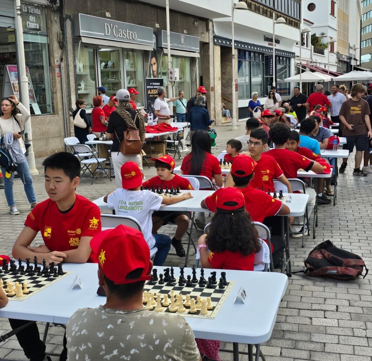 Algunos participantes en el I Torneo de Ajedrez Benéfico organizado por Rotary Lanzarote.